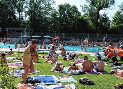 Trotz hohen Andrangs an heißen Tagen, wie hier im Rosenheimer Freibad, ist die Stimmung unter den Besuchern meist entspannt. Foto Schlecker
