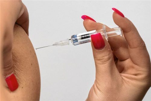 Tut kurz weh, schützt lange: eine Impfung gegen Masern, Keuchhusten, Mumps und andere Infektionskrankheiten. Foto dpa