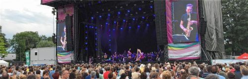 Unschätzbarer Dienst am Volkslied: Quadro Nuevo und die Salzburger Philharmoniker verliehen dem deutschen Liedgut neuen Schliff und begeisterten damit das Publikum beim letzten Konzert des Sommerfestivals. Foto  zehentner