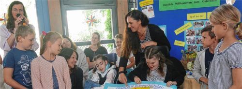 Unter dem Applaus der Kinder wurde der Spendenscheck entgegengenommen. Das Jahresmotto „Wertschätzung, Achtung und Respekt“ hat gegriffen, war sich die Schulfamilie einig.Foto kirchner