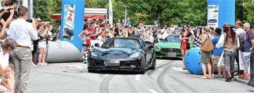 Viel Applaus erhielten die einfahrenden Superautos von den vielen ZuschauernFotos schlecker