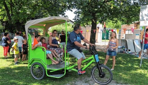Viel Spaß hatten die „Rikscha-Passagiere“ mit dem „Pedaltreter-Piloten“ Wolfgang Kaffenberger. Fotos Baumann