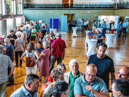 Viele Bürger nutzten den Infomarkt der Bahn zur lebhaften Diskussion mit den Bahnvertretern. Diese verdeutlichten, dass es sich um Grobtrassenplanungen handle, nicht um Präferenzen.