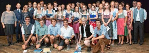 Viele der LTG-Abiturienten hatten sich eine besondere Ehrung verdient – und das nicht nur durch ihre schulischen Leistungen.Foto berger