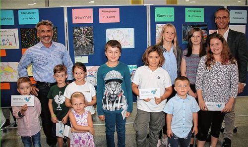 Volksfestorganisator Norbert Meindl und Bürgermeister Robert Pötzsch (von links) mit den Gewinnern des Malwettbewerbs zum Volksfest: 150 Bilder mit dem „schönsten Wiesntag“ waren eingegangen.Foto  Stadt