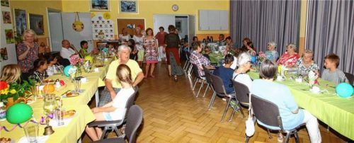 Voll cool: Schüler und Senioren verbrachten einen gemeinsamen Vormittag in der Senioren-Begegnungsstätte Stephanskirchen.Foto re