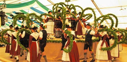 Volle Konzentration war gefragt beim Kronentanz mit 24 Paaren, den die Aktiven vom Festverein aus Pang zeigten.Fotos Aerzbäck
