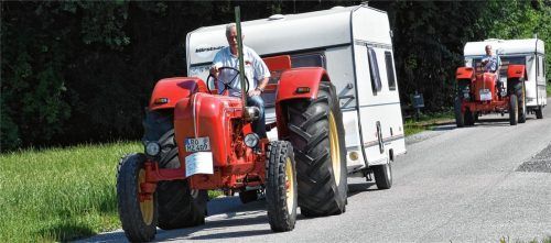 Volle Kraft voraus: Georg Zeltsperger und sein Sohn Thomas bei einer Probefahrt. Mit diesem Gespann will die Familie in Kürze nach Lazise fahren – Urlaub mal anders. Foto Schlecker