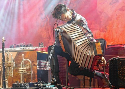 Voller Dampf: Frontmann Herbert Pixner bringt Tango, Bossa, Jazz und Traditionelles aus dem Alpenraum zusammen und den Haberkasten zum Toben.Foto  Vähning