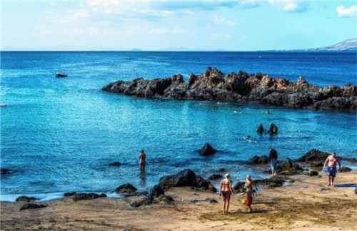 Von der Playa Chica auf Lanzarote starten Taucher ihre Unterwasser-Expeditionen. Foto Turismo Lanzarote