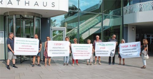 Vor Beginn der Sitzung demonstrierten die Bürger vor dem Rathaus (von links): Robert Gerhard König, Klaus Zirngast, Tanja Huber-Riediger, Sabine Zirngast, Renate Feichtner, Monika Weinhart, Josef Burgschmidt und Josef Burgschmidt. Foto Riediger