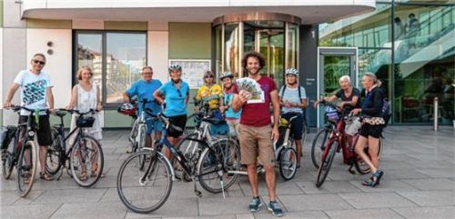 Vor dem Kolbermoorer Rathaus machen die Themenradl-tour-Teilnehmer eine Pause.Foto Thomae