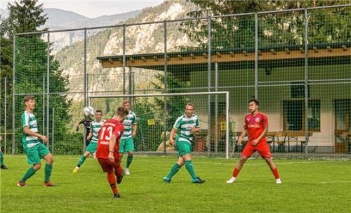 Vor der Bergkulisse in Unken standen sich die beiden Rosenheimer Teams gegenüber.Foto Pointvogel