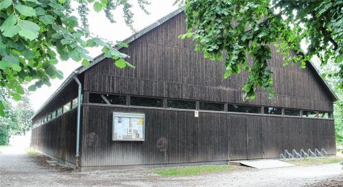 Vor 50 Jahren wurde die Johann-Nepomuk-Kirche in wenigen Tagen gebaut. Die Holzkirche sollte später durch ein steinernes Bauwerk ersetzt werden. Doch zu diesem Bau und der geplanten Gründung einer dritten Pfarrei in Waldkraiburg ist es nie gekommen.Foto re