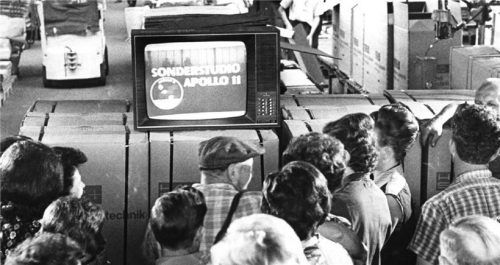 Vorläufer des Public-Viewings: Menschen versammeln sich am 21. Juli 1969 vor einem Fernseher, um die Mondlandung live mitzuverfolgen. Foto dpa