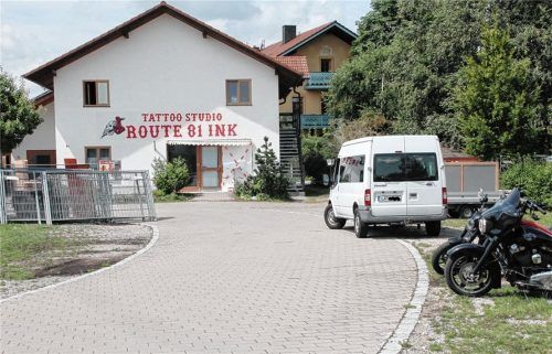 Vormals Metzgerei, jetzt Tattoo-Studio mit Clubheim: der neue Biker-Hotspot in Schönau.Foto reisner