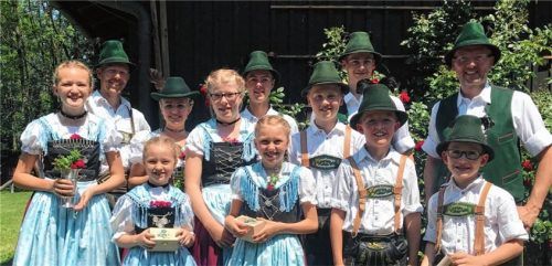 Vorsitzender Claus Reiter (rechts) und die Sieger aller Klassen beim Hohenaschauer Vereinspreisplatteln.Foto rehberg