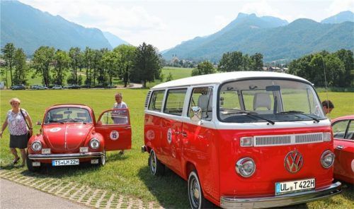 VW Käfer und der Bully sind bekannte Klassiker. Der Ford 17 M (rechts) hatte recht schnell den Spitznamen „Badewanne“ weg. Fotos  Rehberg