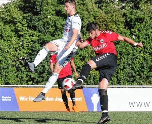 Wacker-Stürmer Andrija Bosnjak erzielte in Landshut den 1:1-Ausgleich. Linls Landshuts Fabian Gruber. Foto  Butzhammer