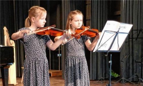 Wechselspiel zweier Violinen: die Geschwister Anna und Sophie Maier.Foto  re