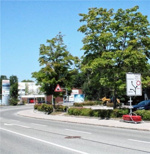 Wegen Baumaßnahmen der Bahn ist der Übergang Hassler-/ Aiblinger Straße für motorisierte Verkehrsteilnehmer in den Sommerferien gesperrt. Foto Riediger