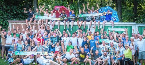 Wenn Pfälzer zum Feiern nach Bayern kommen, dann rührt sich was: 60 Gäste vom befreundeten TuS Jettenbach bei Kaiserslautern gratulierten der SpVgg Jettenbach zu deren 70. Vereinsjubiläum.Fotos  Gerstner
