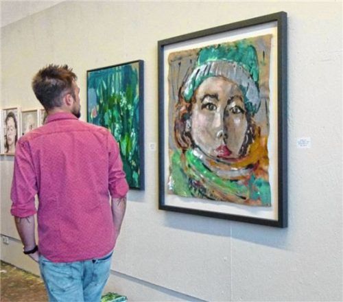 Werke über Werke: Mit Blick auf die Arbeit von Carolin Ehret. Fotos Ahrens