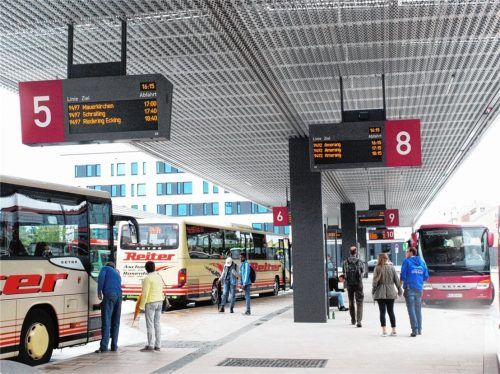 Wichtiger Anlaufpunkt: Der neu gestaltete Busbahnhof am Südtiroler Platz in Rosenheim. Foto Ärzbeck