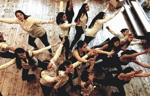 Wie stellt man ein Tanztheaterstück mit Jugendlichen auf die Beine, die ganz unterschiedliche Tanz- oder Theatererfahrungen haben, zum Teil noch gar keine? „Gemeinsam hatten wir zuerst nur eins: Wir, beziehungsweise unsere Eltern oder Großeltern haben Migrationshintergrund“, sagt Karina Simion. Nach intensiver Probenarbeit steht das Stück: Am Dienstag, 23. Juli, ist Premiere im Haus der Kultur.Fotos  Kreisjugendrig/