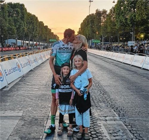 Sonnenuntergang auf der Champs Elysees und die Familie im Arm. Burghardt 2019 im Ziel in Paris.Foto Privat