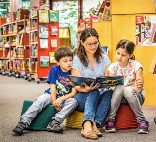 „Wir mussten gar nichts vorspielen“, sagt Manuela Plenk zum Fotoshooting für die Stadt. Mit ihren Kindern Teresa (10) und Raphael (6) geht die 42-jährige Heldensteinerin gerne in das Waldkraiburger Haus des Buches.