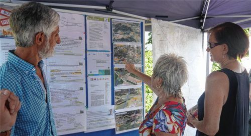 Wo ist mein Haus? Wo verläuft die Trasse? Viele Bürger zeigten sich besorgt über die vorgelegten Pläne der Bahn. Man beachte die Gefühle der Menschen nicht.Foto kirchner