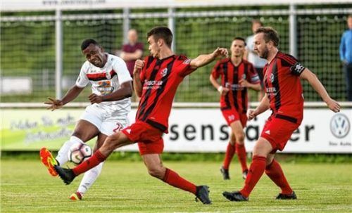 Yannick Beyouma (links) gegen Sebastian Pietsch, rechts Martin Goeppinger. Foto  Weitz