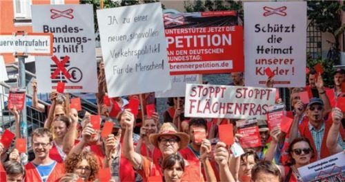 Sichtbarer Protest: Anwohner der Region Rosenheim demonstrierten am 1. Juli 2019 in der Innenstadt gegen den Bau einer neuen Trasse für den Nordzulauf im bayerischen Inntal. Foto dpa