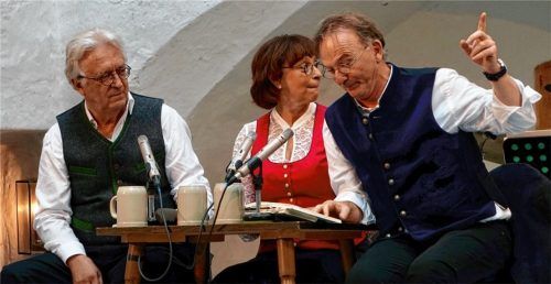Zelebrieren seit über 30 Jahren weiß-blaue Operndramen: Gerd Anthoff, Conny Glogger und Michael Lerchenberg (von links). Foto Pillatzki