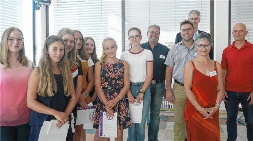 Zertifikate für die jungen Teilnehmerinnen durften am Ende der Girls Day Akademie am Ludwig-Thoma-Gymnasium in Prien nicht fehlen (von links): Die Schülerinnen Elisa Unterseer, Hanna Fichter, Alisa Eirich, Carla Steiner, Leonie Stettner, Hannah Feichtner, Johanna Zangl (es fehlen Johanna Dirsch und Eva Schuster) mit Hans Scheck von Hefter Maschinenbau aus Prien, Franz Hagenauer von der Agentur für Arbeit Rosenheim, Barbara Biewald von der Gesellschaft zur Förderung beruflicher und sozialer Integration (gfi) und Michael Herden, Lehrer am LTG. Ganz hinten steht Marc Hilgenfeld, Geschäftsführer vom Organisator bayme vbm. Foto Kirchner