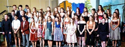 Zu einem mächtigen Chor der Abschlussklasse 2019 vereinigten sich alle Absolventen, bevor beim Stehempfang ein erstes Abschiednehmen gefeiert wurde.Fotos  Fischer