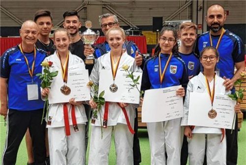 Zufriedene Gesichter bei der deutschen Meisterschaft, von links vorne: Betreuer Roland Vlai, Joel Akgün, Jessica Vlai, Julien Akgün, Sensei Adnan Akgün, Marie Zinecker, Selen Coskunpinar, Alexander Stelzl, Alexandra Wolf und Betreuer Hamza Coskunpinar.Foto Asia Sports Waldkraiburg