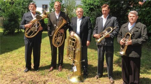 Zurück ins Jahr 1945: Günter Matzner (von links), Franz Mitterberger, Hans Henke, Rudi Balhuber und Stefan Nuber wirken als Blaskapelle beim Kinofilm „Das Glaszimmmer“ von Christian Lerch mit. Foto  re