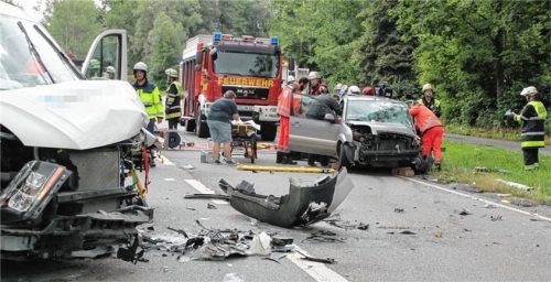 Zwei Fahrzeuge sind am Samstagvormittag auf der Miesbacher Straße bei Rosenheim zusammengestoßen. Foto Reisner