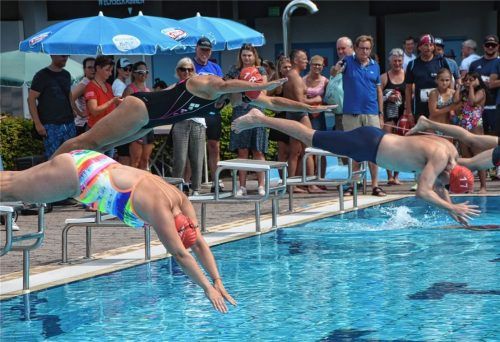 Zweiter Bürgermeister und stellvertretender Landrat Dieter Kannengießer gab den Startschuss beim Schwimmen.