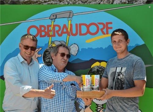 25000. Fluggast des Oberaudorfer Fliegers war Matthias Auer (rechts). Es gratulierten die Geschäftsführer der Hocheck-Bergbahnen und Freizeitanlagen Oberaudorf Hannes Rechenauer (links) und Simon Berger (Mitte).Foto LOtter