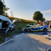 Sekundenschlaf: Kollision mit Polizeiauto