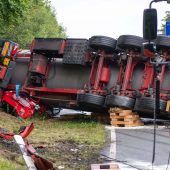Tanklaster begräbt Pkw unter sich