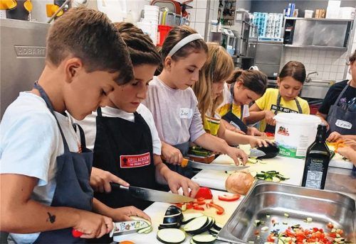 Gemeinsam in der Küche kochen – das klappt heuer aufgrund der Corona-Regeln nicht. Dennoch ist es der Stadt gelungen, ein Programm mit rund 70 Veranstaltungen auf die Beine zu stellen. Foto  Stein