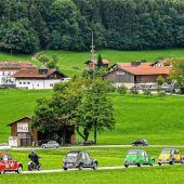 Samerberger Ententreffen: Eine farbenfrohe Autoschlange