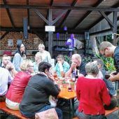 Eisschützen feiern bei süffigem Wein