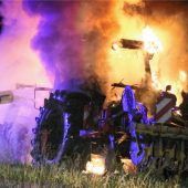 Während der Feldarbeit: Traktor fängt zu brennen an