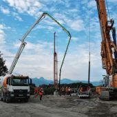 Baustelle Westtangente: Raupenkran presst Drainagen in die Tiefe
