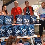 Sportschuhe und Turnsackerl für 40 Kinder